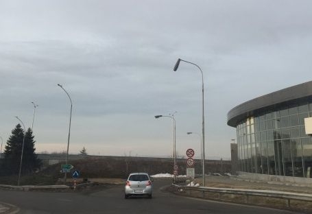 Опасна улична лампа заплашва движещите се по пътя край варненското летище (СНИМКА)