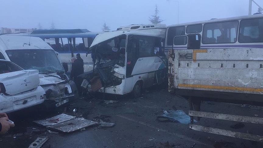 Страховита верижна катастрофа с десеки коли, камиони и бусове в Турция