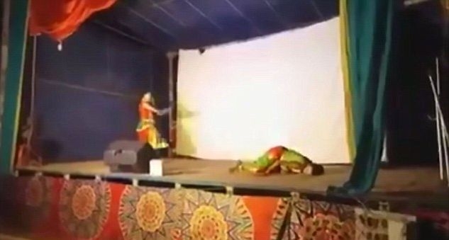 Танцьор колабира и почина на сцената, зрителите си помислиха, че е част от представлението (СНИМКИ/ВИДЕО 18+)