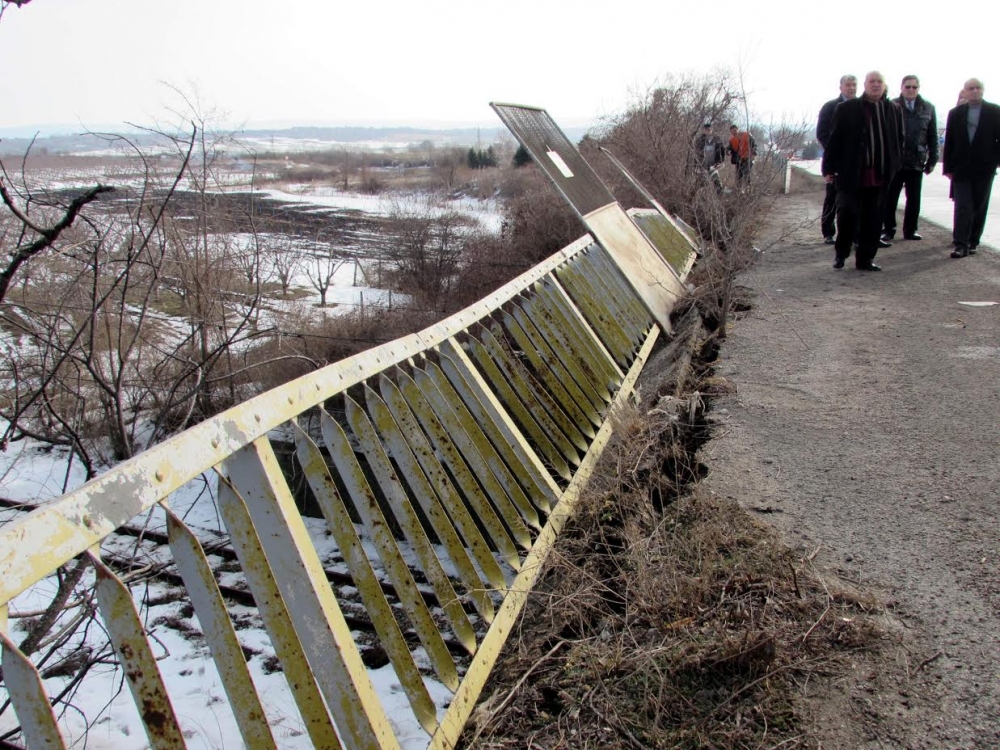 Първи СНИМКИ от аварията на моста край Шумен, която спря движението на влаковете 