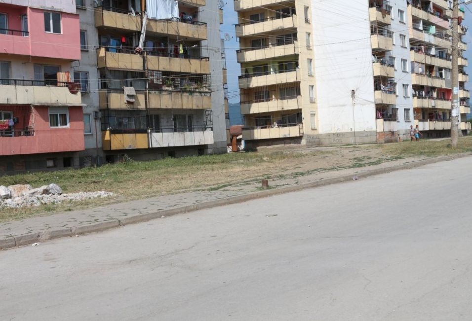Хлапе полетя мистериозно от 3-ия етаж в Ботевград