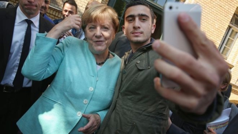 Подпукаха Фейсбук заради селфи на бежанец с Меркел, причината е...