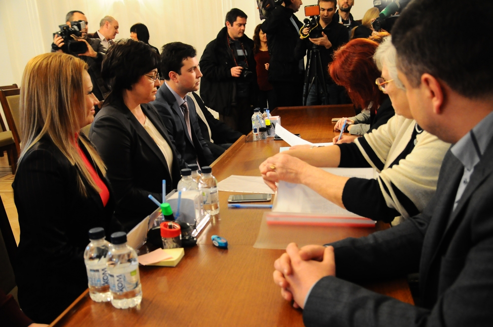 Корнелия Нинова регистрира „БСП за България“ за изборите със заявка за победа (СНИМКИ)