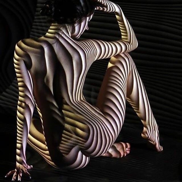 Това, което прави френски фотограф с голи женски тела, ще ви изуми (СНИМКИ 18+)