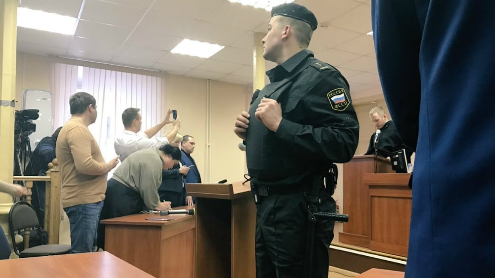 Шоу в съда: Навални си прави селфи по време на делото (СНИМКИ/ВИДЕО)