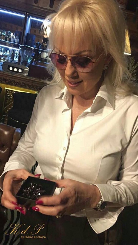 Папарашки СНИМКИ в БЛИЦ: Лепа Брена с обеци от българска дизайнерка за половин бон 