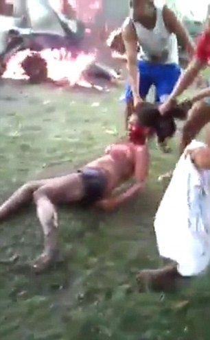 Ужасен линч! Разгневена тълпа изкара убийца на дете от полицейски участък, за да я изгори жива (СНИМКИ/ВИДЕО 18+)