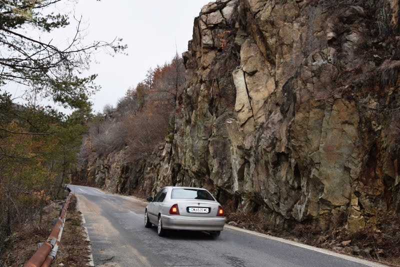 Шофьори предупреждават: Скалите на пътя Кърджали-Смолян ще вземат жертва! (СНИМКИ)