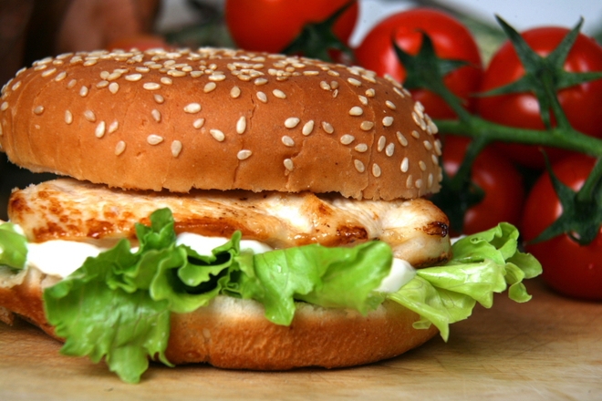 Първо в БЛИЦ! Мъж си купи хамбургер от столична верига за бързо хранене и намери вътре... (СНИМКА)