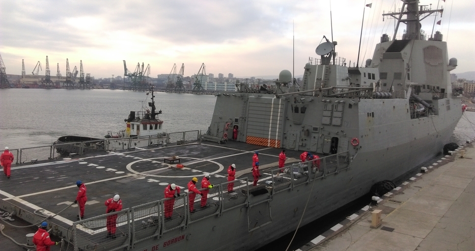 Испанският военен кораб на НАТО вече е във Варна (СНИМКА)