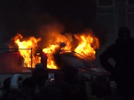 В Париж стана страшно! Демонстранти опожаряват коли (ВИДЕО)