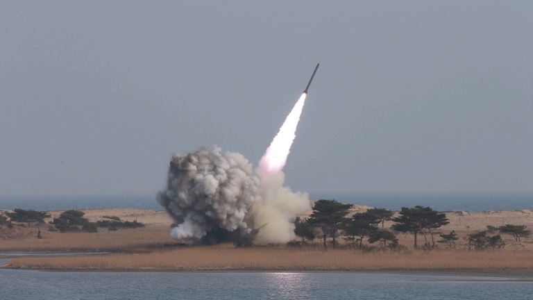 Северна Корея изстреля балистична ракета напук на всички