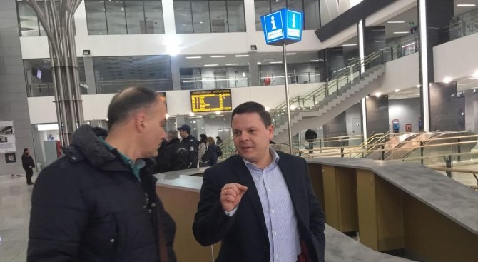 Министър Алексиев направи изненадващи проверки на Централна жп гара София и Подуяне  