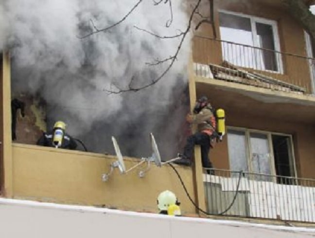 Пожар в Шумен! Три деца заложници в горящ апартамент (СНИМКИ)