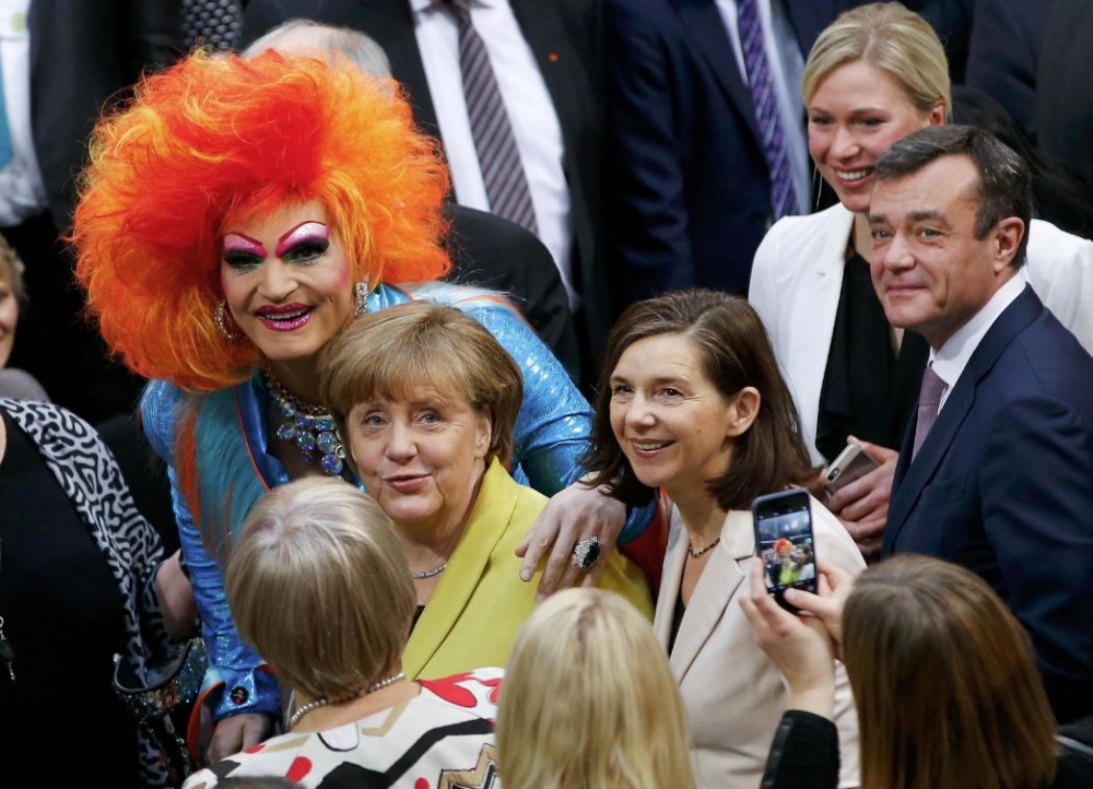 Меркел попадна в обятията на двуметров травестит (СНИМКИ)