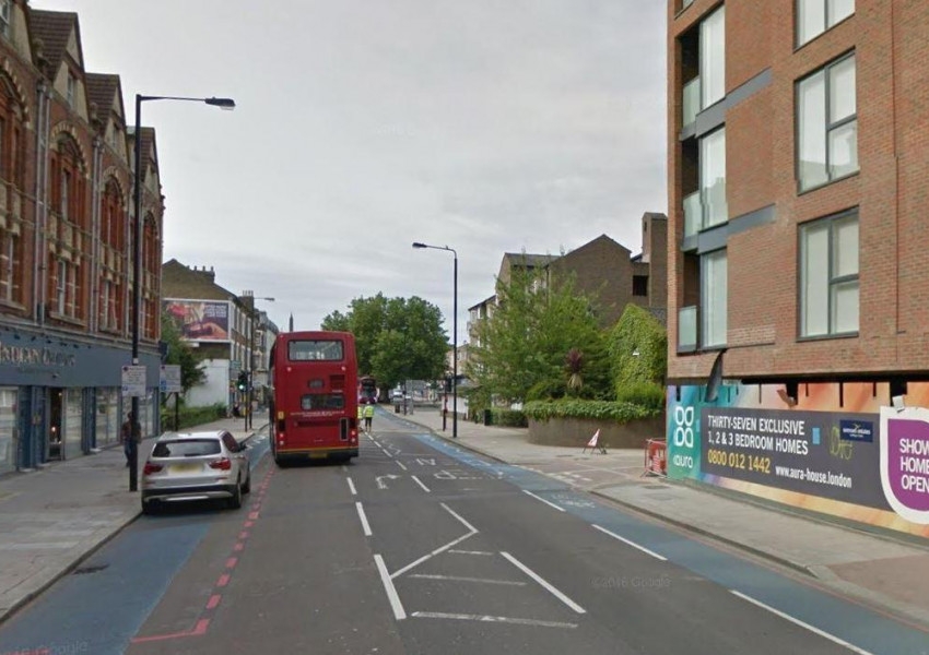 Зверство в Лондон: 81-годишна жена слезе от автобус, непознат я изнасили два пъти
