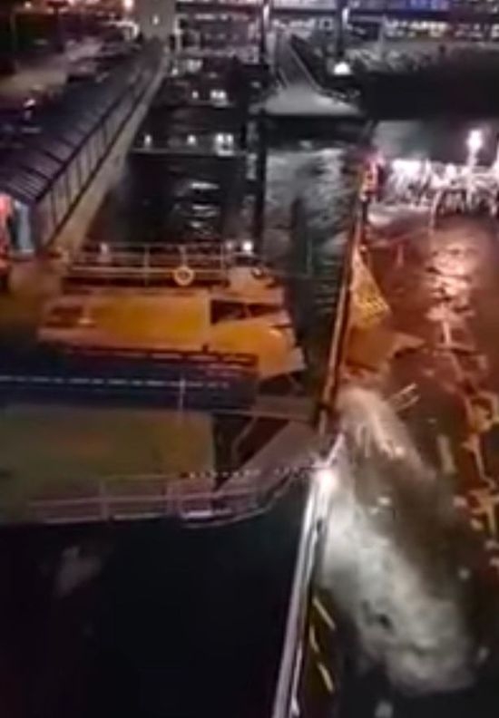 Истинско бедствие: Силен вятър запокити ферибот върху кея в на остров Ман (ВИДЕО)