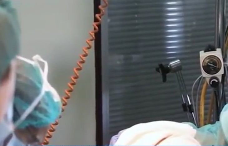 Родни хирурзи забравиха марля в гърлото на пациентка