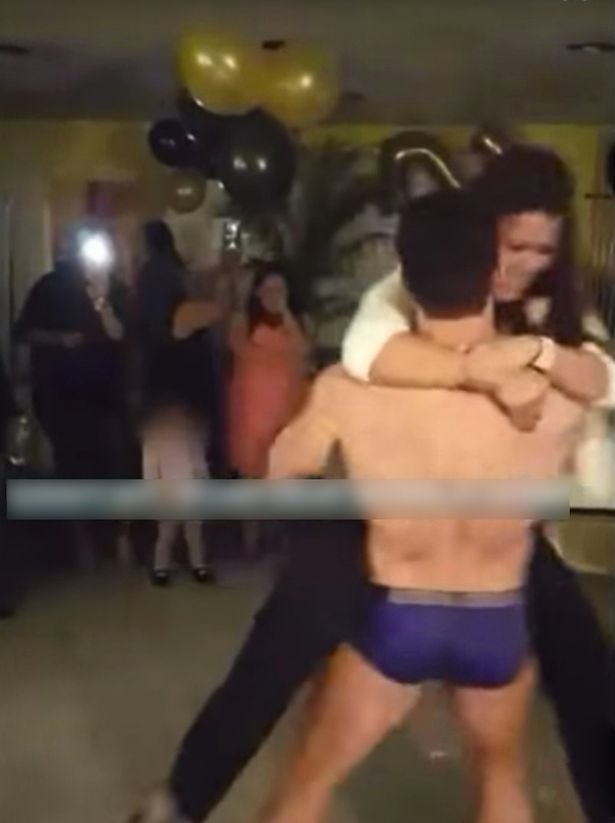 Майка заведе детето си на парти, където стриптизьор симулира секс с жена (СНИМКИ/ВИДЕО 18+)