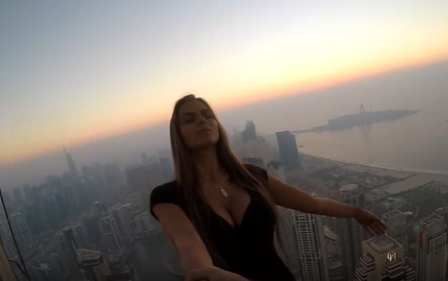 Спиращо дъха! Руска моделка увисна над бездна от небостъргач в Дубай (ВИДЕО)