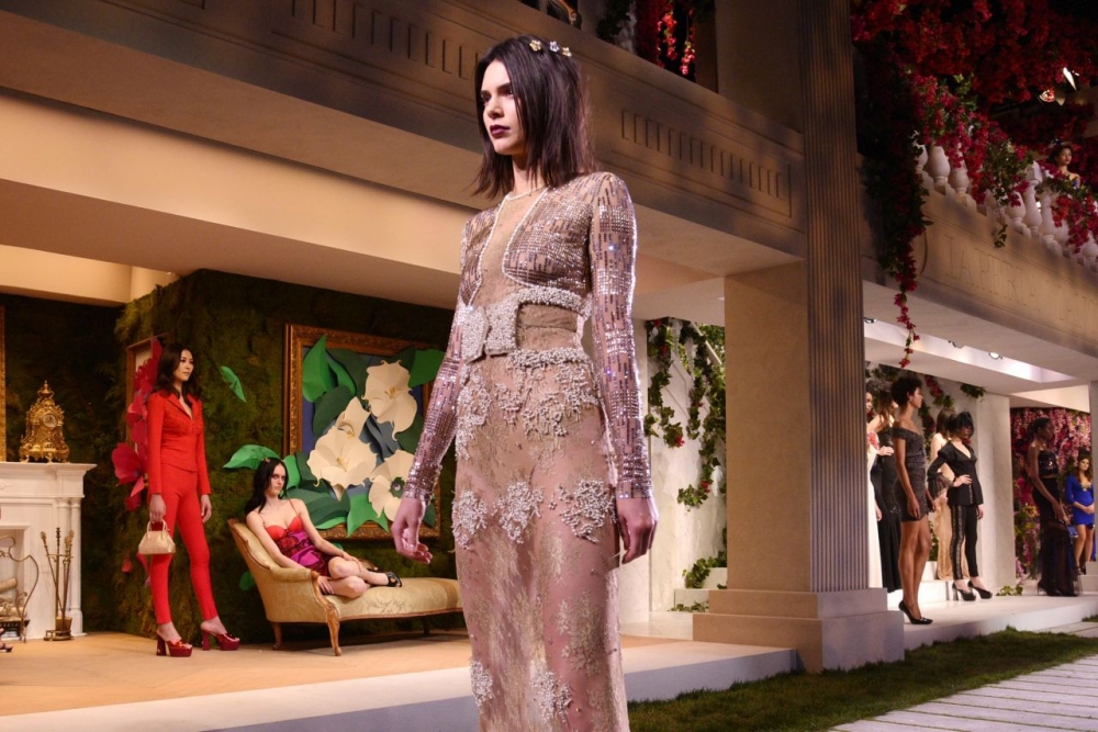 Сексапилната Кендъл Дженър излезе на модния подиум с прозрачна рокля и без бельо за радост на феновете (СНИМКИ 18+)
