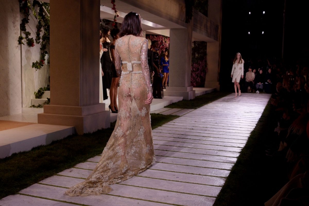 Сексапилната Кендъл Дженър излезе на модния подиум с прозрачна рокля и без бельо за радост на феновете (СНИМКИ 18+)
