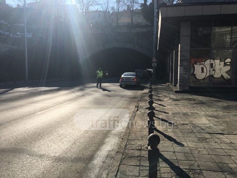 Полиция заварди тунела в Пловдив, огромни тапи (СНИМКИ)