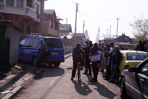 Див екшън в „Христо Ботев”: Две ромски фамилии се хванаха за гушите, столичната полиция на крак 