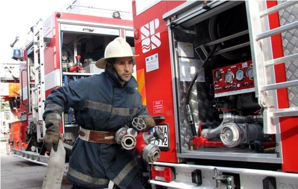 Сигнал до БЛИЦ: Пламъци изплашиха минувачи в центъра на София