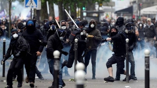 Сблъсъци с полицията и протести в Париж
