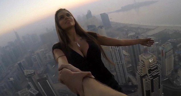 Красива моделка увисна от небостъргач без предпазни средства (СНИМКИ/ВИДЕО 18+)