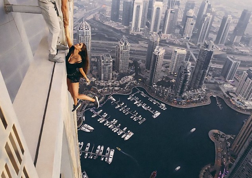 Красива моделка увисна от небостъргач без предпазни средства (СНИМКИ/ВИДЕО 18+)