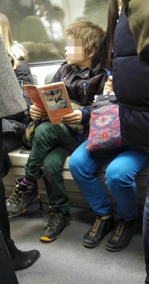 Това хлапе в софийското метро изуми всички!(СНИМКИ)