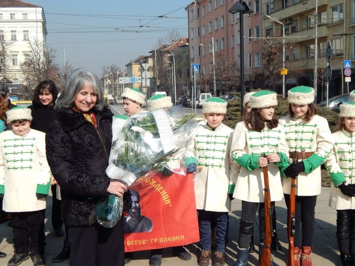 Маргарита Попова поднесе цветя пред паметника на Васил Левски (СНИМКИ)
