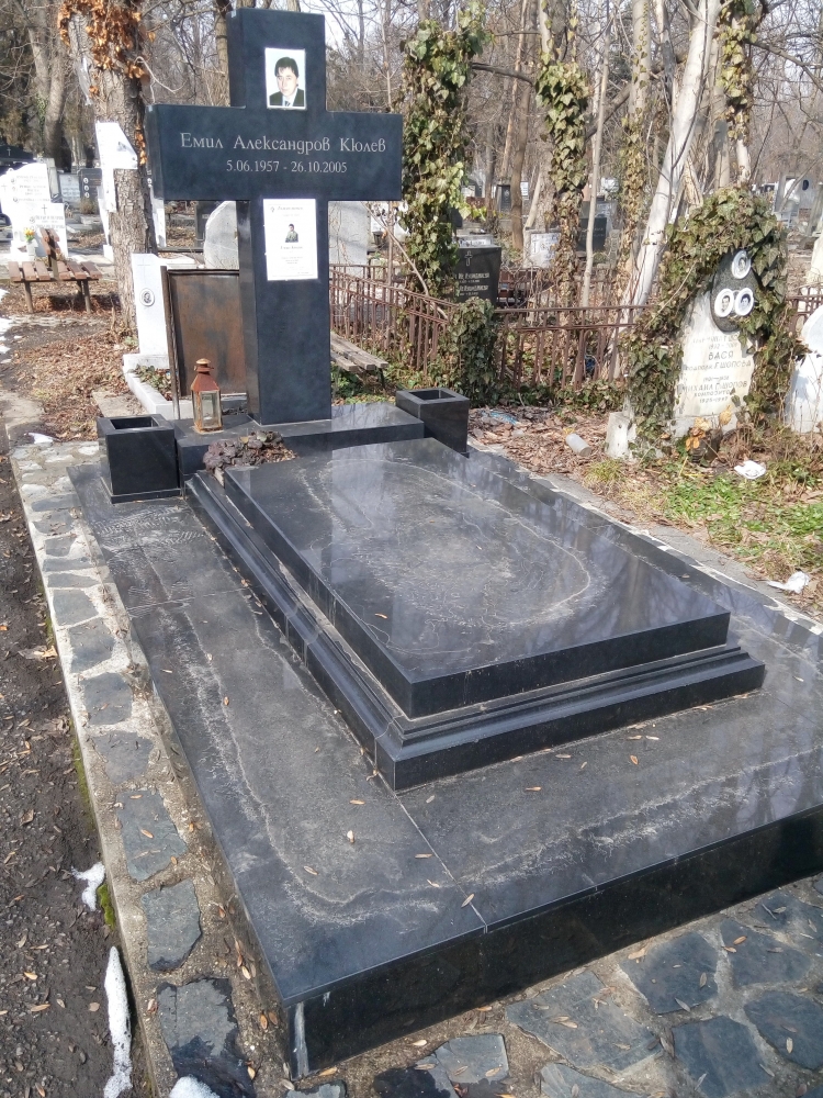 Фоторепортаж в БЛИЦ: Гробът на Кюлев - зарязан, никой не го чисти дори и на Задушница 