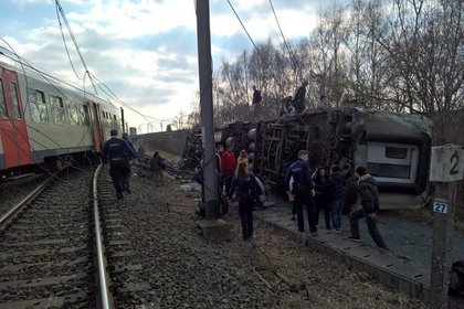 Пътнически влак дерайлира, най-малко един е загинал 