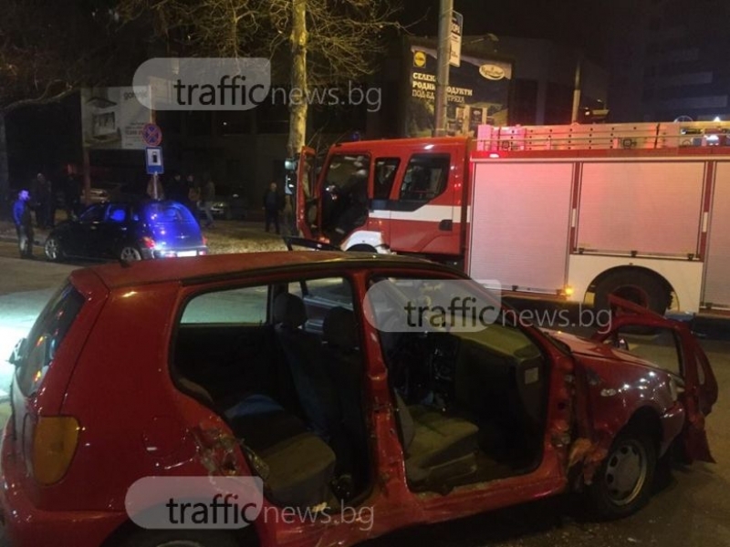 Ужасяваща катастрофа в Пловдив! Откараха трима в болница, единият водач е пиян (СНИМКИ)
