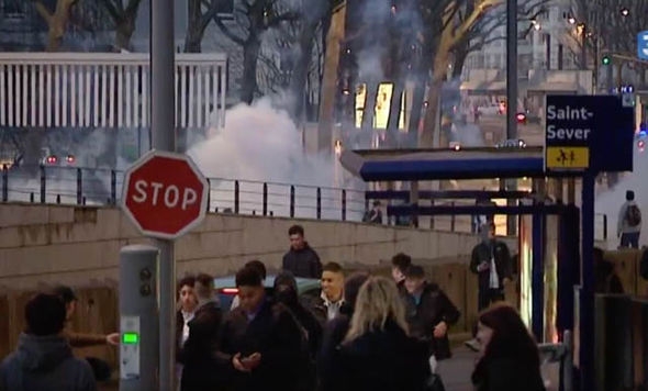 Във Франция продължава да е страшно! Ожесточени сблъсъци на протестиращи с полицаи (СНИМКИ/ВИДЕО)