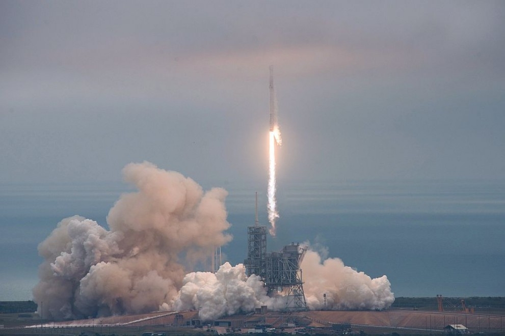 Товарен кораб на SpaceX потегли към Космическата станция от историческа площадка