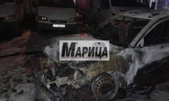 Див екшън в Пловдив: Шофьор отнесе такси и запали колата си на бензиностанция