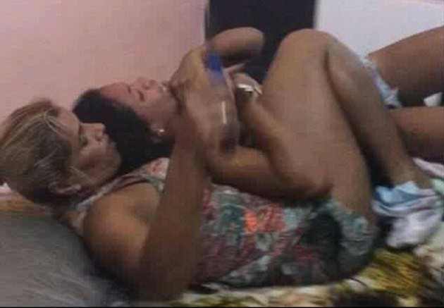 Жена сгащи мъжа си в леглото с 20-годишна засукана мадама, но едва ли ще повярвате какви ги свърши след това (СНИМКИ/ВИДЕО 18+)