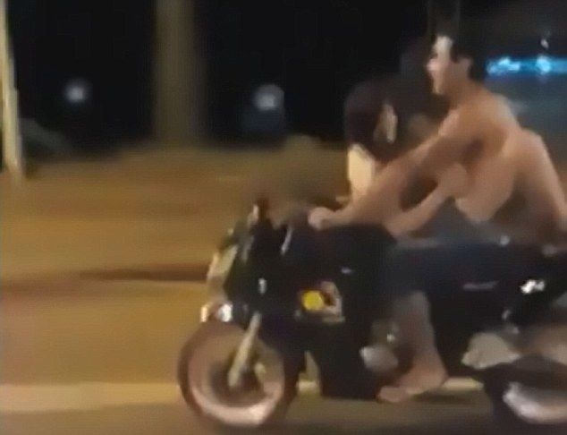 Запечатаха на ВИДЕО 18+ как двойка прави секс на мотоциклет по време на движение (СНИМКИ 18+)