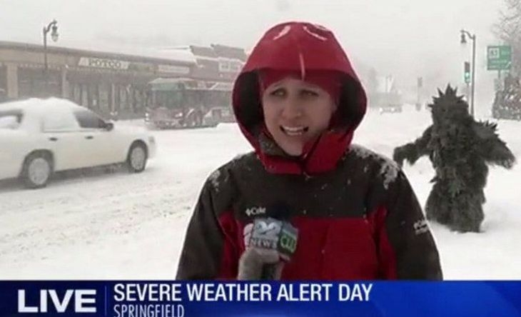 Репортерка предаваше на живо за снежните преспи, но това, което улови операторът, е истинска мистерия (СНИМКА)
