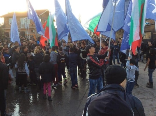 В София е страшно! Водни оръжия, полиция и жандармерия вардят озверели роми (СНИМКИ/ВИДЕО)