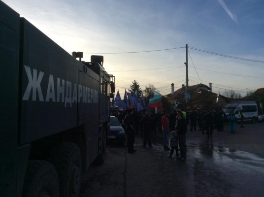 В София е страшно! Водни оръжия, полиция и жандармерия вардят озверели роми (СНИМКИ/ВИДЕО)