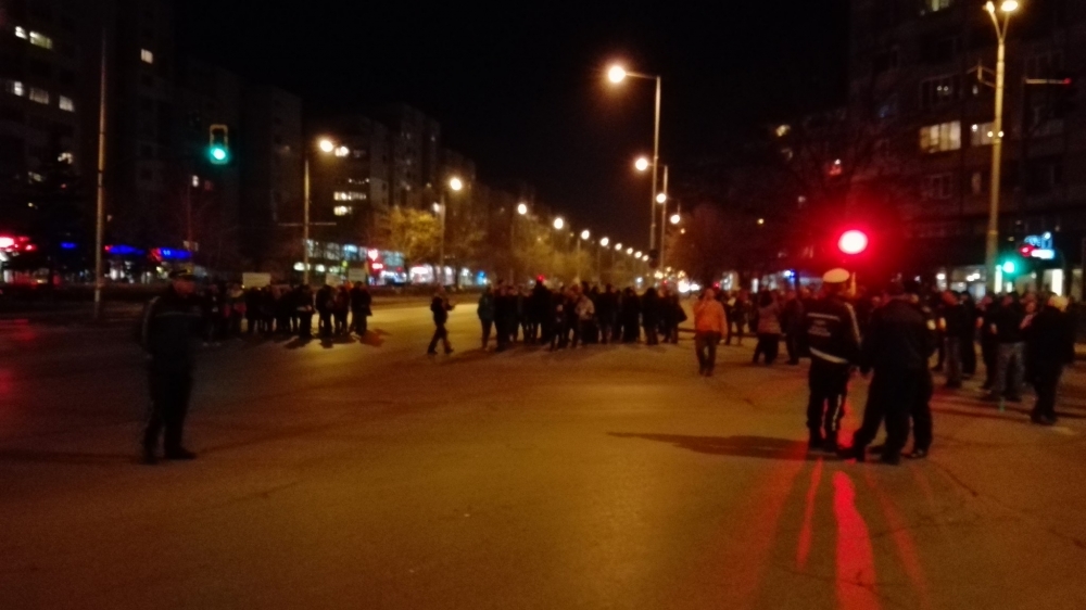 Ужасът в София продължава! Напрежението ескалира, протестиращите в "Красна поляна" блокираха кръстовище (СНИМКИ)