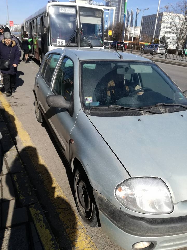Няма такава простотия! Блондинка паркира на спирка в София, за да си направи селфи (СНИМКИ)