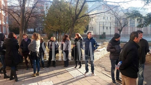 По три на чин: Татковци налитат на бой заради разправия с учители в Благоевград 