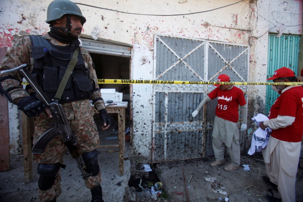 В Лахор терористи потопиха пазар в кръв, удариха с две бомби (ВИДЕО)