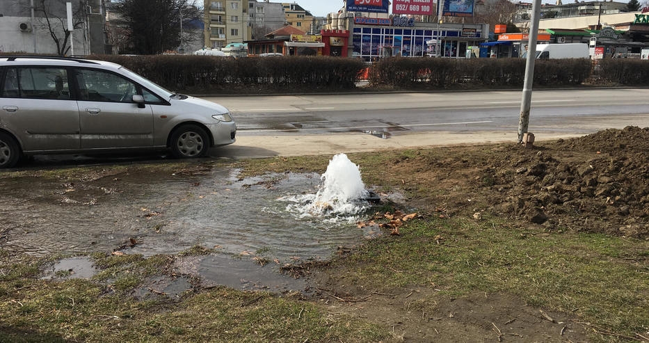 Фонтан извира заради авария във Варна (СНИМКИ)